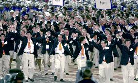 S., N. Korea delegates raise their arms together